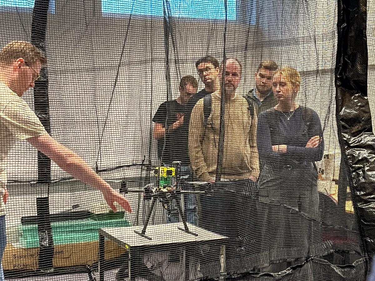 en gruppe mennesker står og ser på en drone